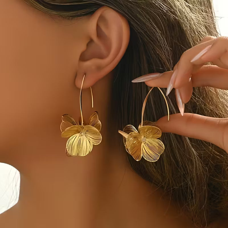 Boucles d'oreilles élégantes avec des fleurs dorées