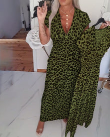 Robe élégante à imprimé léopard et col en V