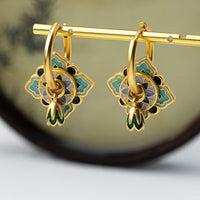 Boucles d'oreilles vernies de style vintage avec une touche sophistiquée
