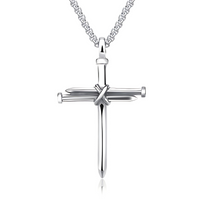Collier avec croix en forme de clou