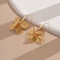 Boucles d'oreilles élégantes avec des fleurs dorées