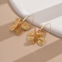 Boucles d'oreilles élégantes avec des fleurs dorées