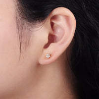 Boucles d'oreilles à clou avec délicate fleur