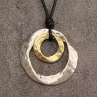 Collier avec pendentif circulaire géométrique irrégulier