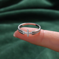 BAGUE ÉLÉGANTE AVEC CRUCIFIXE ET PIERRES DE ZIRCON