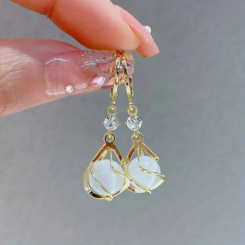 Boucles d'oreilles pendantes dorées avec opale blanche vintage