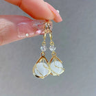 Boucles d'oreilles pendantes dorées avec opale blanche vintage