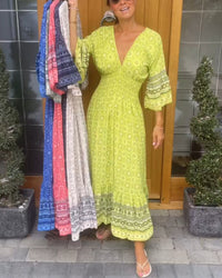 Robe longue à manches évasées en V profond