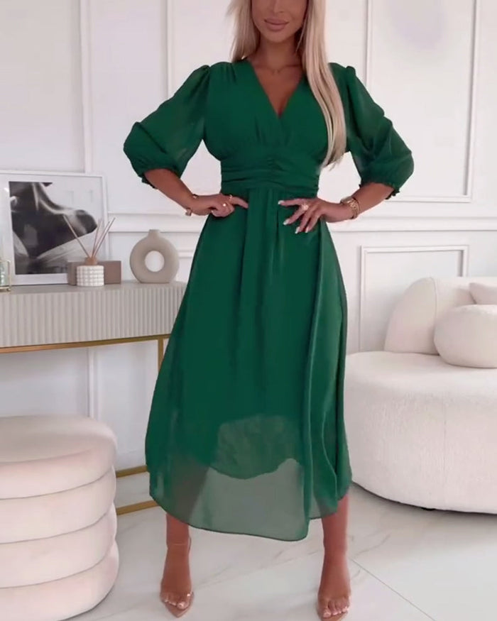 Robe à col en V de couleur unie à la taille