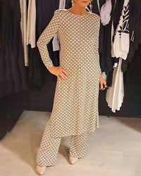 Costume élégant fendu à pois