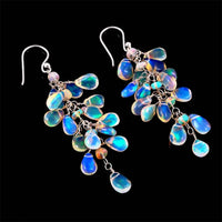 Boucles d'oreilles en pierre de lune en forme de feuilles de plantes.
