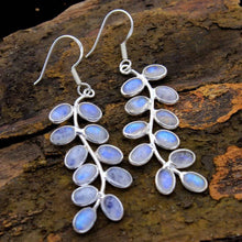 Boucles d'oreilles en pierre de lune en forme de feuilles de plantes.