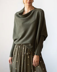 VÊtement Maille Asymétrique Drappé Et Innovant