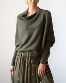 VÊtement Maille Asymétrique Drappé Et Innovant