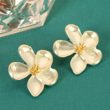 Boucles d'oreilles en fleur dorée