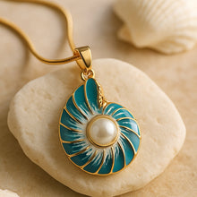 Collier en Coquillage Bleu avec Perle