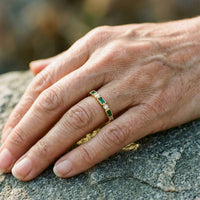 Bague vintage dorée avec zircon vert