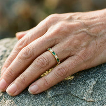 Bague vintage dorée avec zircon vert