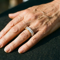 Bague vintage triangulaire avec pierres en or