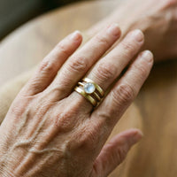 Bague vintage en or avec incrustations de pierre de lune