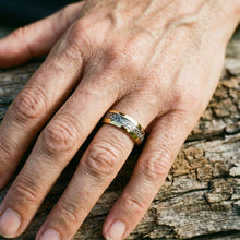 Bague avec des incrustations dorées brillantes