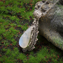 Collier avec pendentif vintage en pierre de lune