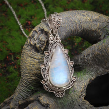 Collier avec pendentif vintage en pierre de lune
