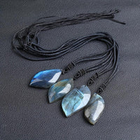 Collier en pierre lunaire magique