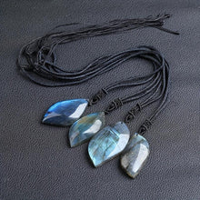 Collier en pierre lunaire magique