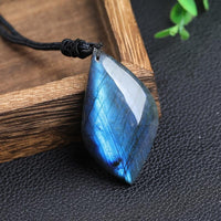 Collier en pierre lunaire magique