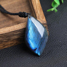 Collier en pierre lunaire magique