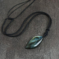 Collier en pierre lunaire magique