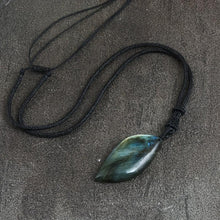 Collier en pierre lunaire magique