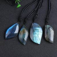 Collier en pierre lunaire magique