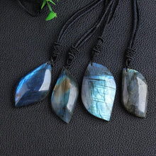 Collier en pierre lunaire magique