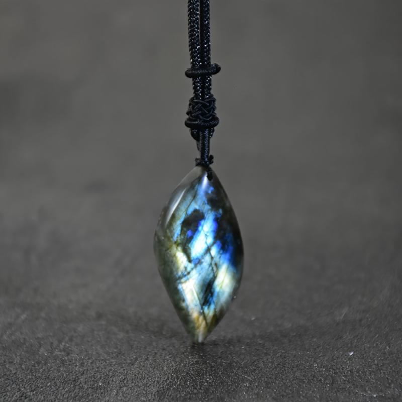 Collier en pierre lunaire magique