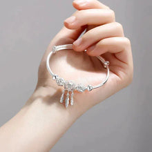 Bracelet ajustable avec pendentifs en forme de trois feuilles en argent