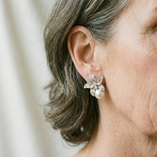 Boucles d'oreilles élégantes avec perles et fleurs