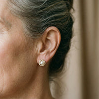 Boucles d'oreilles élégantes en or avec perles en spirale et zirconiums