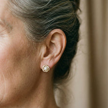Boucles d'oreilles élégantes en or avec perles en spirale et zirconiums