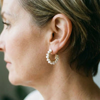 Boucles d'oreilles vintage en anneau avec perle blanche