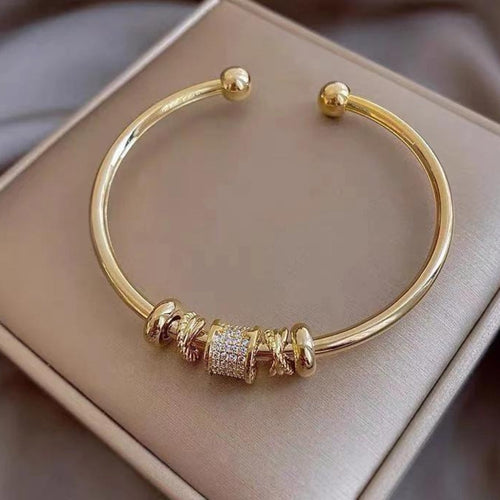 Bracelet ajustable avec pendentifs dorés