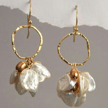 Boucles d'oreilles dorées avec perles vintage et fleurs suspendues