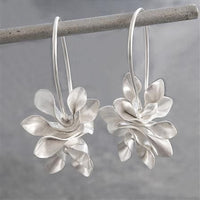 Boucles d'oreilles vintage en argent avec des fleurs irrégulières