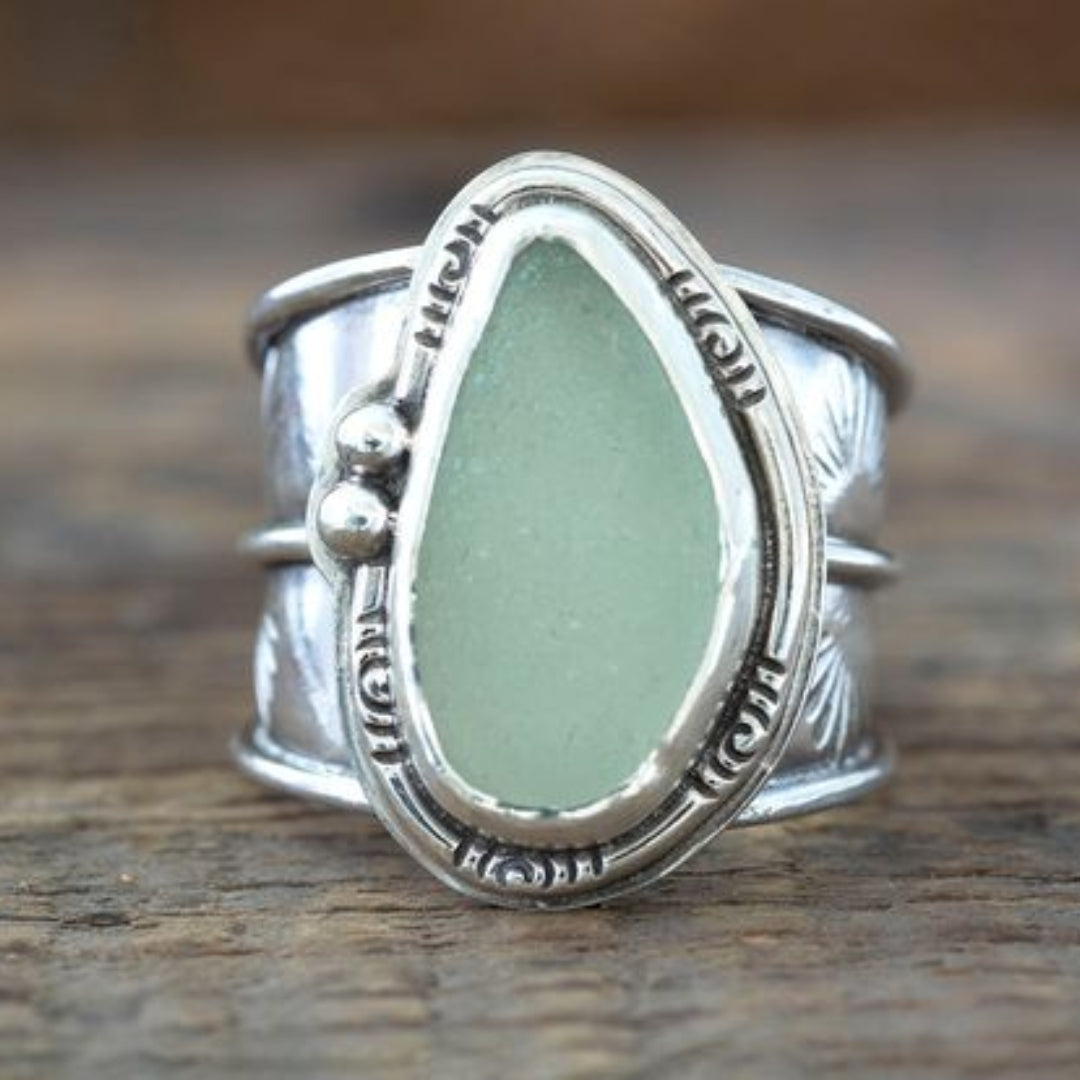 Bague vintage avec incrustation de pierre lunaire verte