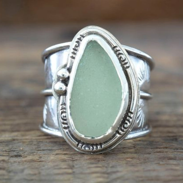 Bague vintage avec incrustation de pierre lunaire verte