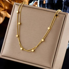 Collier avec petits carrés