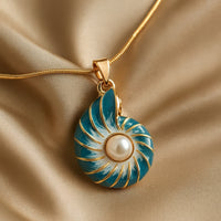 Collier en Coquillage Bleu avec Perle
