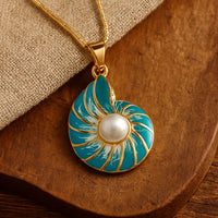 Collier en Coquillage Bleu avec Perle