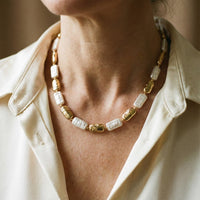 Collier vintage avec perles rectangulaires dorées et blanches
